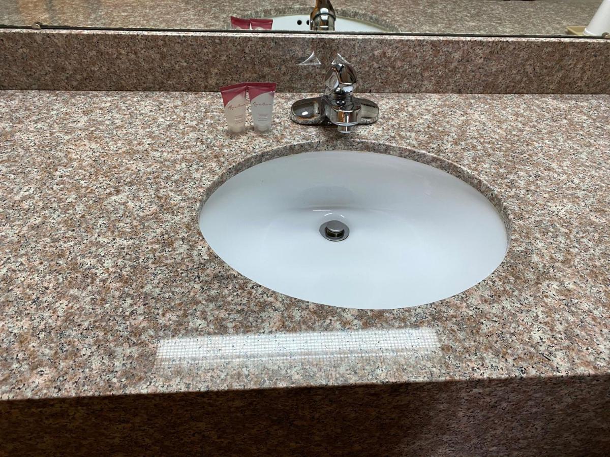 Harrisonville Inn & Suites 外观 照片
